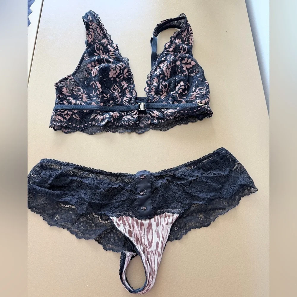Black and Gold Lace Front-Closure Bralette & Lace Panties Set size S